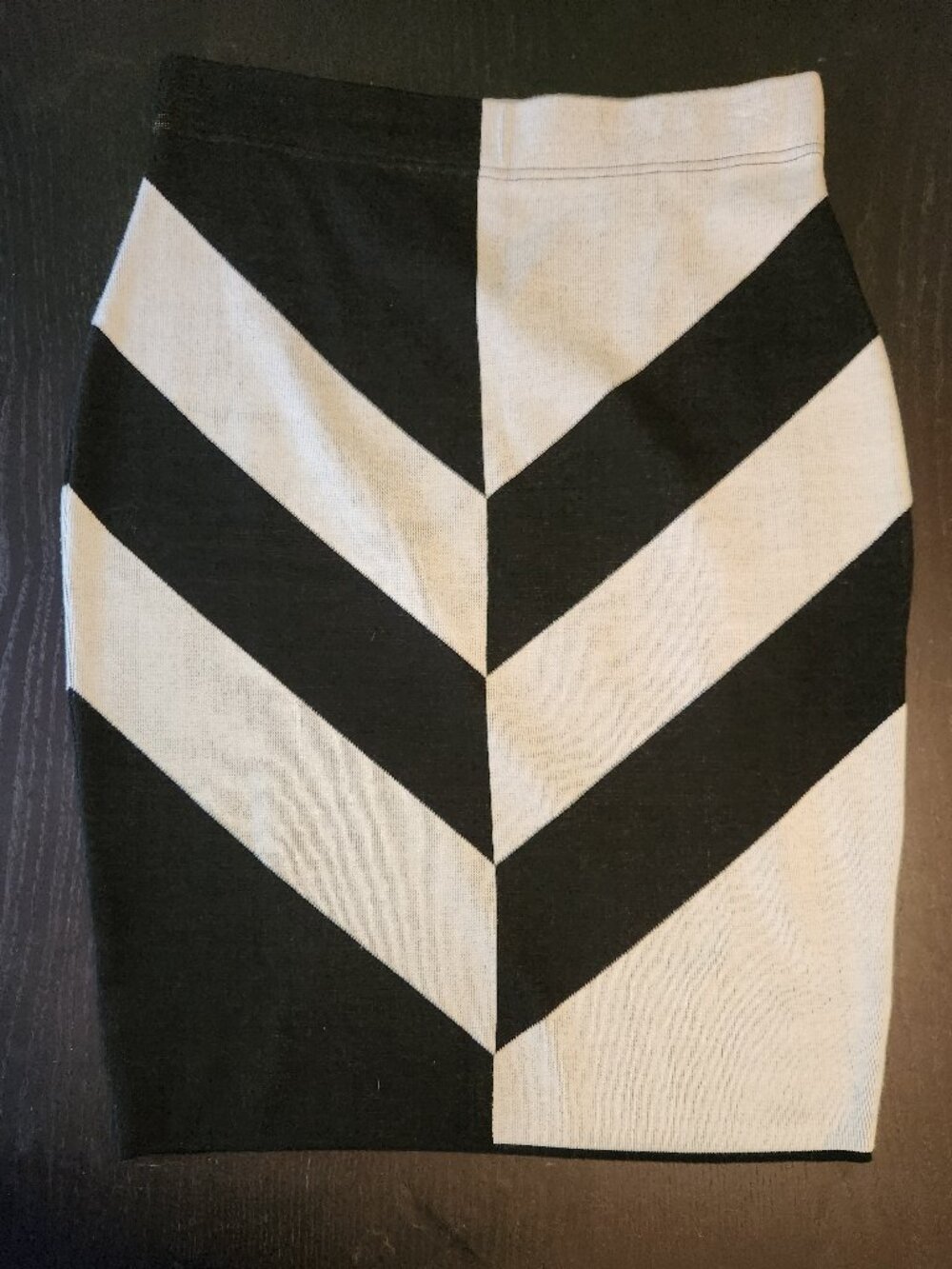 Elhoffer knit pencil skirt, black & white chevron, size 2X in like-new condition